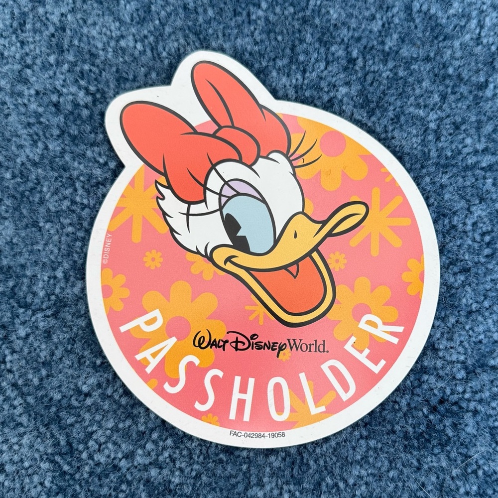 DISNEY | Annual Passholder Magnet - Daisy Duck - NEW
